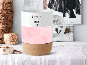 Tasse aus Keramik | personalisierbar mit Wunschnamen| Tasse für Ärztinnen | Kork | Ärztin mit Herz - GlamourDesign