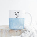 Lade das Bild in den Galerie-Viewer, Tasse als Geschenk für den Arzt| Wunschtext| Arzt mit Herz - GlamourDesign
