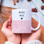 Lade das Bild in den Galerie-Viewer, Tasse als Geschenk für den Arzt| Wunschtext| Arzt mit Herz - GlamourDesign

