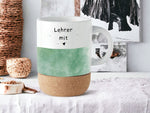 Lade das Bild in den Galerie-Viewer, Tasse aus Keramik | personalisierbar mit Wunschnamen| Tasse für Lehrer | Kork | Lehrer mit Herz - GlamourDesign
