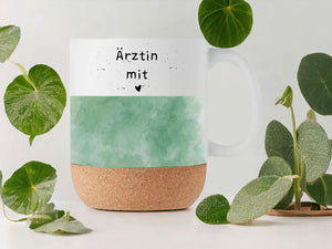 Tasse aus Keramik | personalisierbar mit Wunschnamen| Tasse für Ärztinnen | Kork | Ärztin mit Herz - GlamourDesign