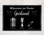 Lade das Bild in den Galerie-Viewer, Personalisierbare Fußmatte mit Familie Namen Ski-Design für Berghaus Individuell anpassbar mit Namen &amp; Skisymbolen Perfektes Geschenk - GlamourDesign
