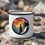 Lade das Bild in den Galerie-Viewer, Personalisierte Emaille Tasse für Bergliebhaber mit Namen Geburtstagsgeschenk mit Wunschname wandern Geschenk für Naturfreunde - GlamourDesign
