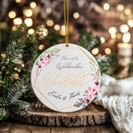 Lade das Bild in den Galerie-Viewer, Personalisierter Weihnachtsbaumanhänger Individueller Baumschmuck Erstes Weihnachten verlobt verheiratet Namensornament Geschenk für Paare - GlamourDesign
