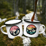 Lade das Bild in den Galerie-Viewer, Personalisierte Emaille Tasse für Bergliebhaber mit Namen Geburtstagsgeschenk mit Wunschname wandern Geschenk für Naturfreunde - GlamourDesign
