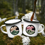 Lade das Bild in den Galerie-Viewer, Personalisierte Emaille Tasse mit Zelt-Motiv – Geschenk für Bergliebhaber &amp; Naturfreunde – Wandern Geburtstagsgeschenk mit Wunschname
