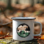 Lade das Bild in den Galerie-Viewer, Personalisierte Emaille Tasse mit Zelt-Motiv – Geschenk für Bergliebhaber &amp; Naturfreunde – Wandern Geburtstagsgeschenk mit Wunschname
