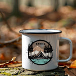 Lade das Bild in den Galerie-Viewer, Personalisierte Emaille Tasse mit Zelt-Motiv – Geschenk für Bergliebhaber &amp; Naturfreunde – Wandern Geburtstagsgeschenk mit Wunschname
