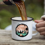 Lade das Bild in den Galerie-Viewer, Personalisierte Emaille Tasse mit Zelt-Motiv – Geschenk für Bergliebhaber &amp; Naturfreunde – Wandern Geburtstagsgeschenk mit Wunschname
