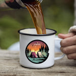 Lade das Bild in den Galerie-Viewer, Personalisierte Emaille Tasse mit Camping-Motiv – Geschenk für Bergliebhaber &amp; Naturfreunde – Wandern Geburtstagsgeschenk mit Wunschname
