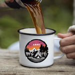 Lade das Bild in den Galerie-Viewer, Personalisierte Emaille Tasse mit Zelt-Motiv – Geschenk für Bergliebhaber &amp; Naturfreunde – Wandern Geburtstagsgeschenk mit Wunschname

