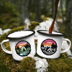 Lade das Bild in den Galerie-Viewer, Personalisierte Emaille Tasse mit Zelt-Motiv – Geschenk für Bergliebhaber &amp; Naturfreunde – Wandern Geburtstagsgeschenk mit Wunschname
