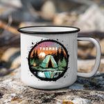 Lade das Bild in den Galerie-Viewer, Personalisierte Emaille Tasse mit Zelt-Motiv – Geschenk für Bergliebhaber &amp; Naturfreunde – Wandern Geburtstagsgeschenk mit Wunschname
