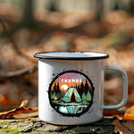 Lade das Bild in den Galerie-Viewer, Personalisierte Emaille Tasse mit Zelt-Motiv – Geschenk für Bergliebhaber &amp; Naturfreunde – Wandern Geburtstagsgeschenk mit Wunschname
