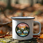 Lade das Bild in den Galerie-Viewer, Personalisierte Emaille Tasse mit Wohnmobil-Motiv Geschenk für Campingliebhaber &amp; Naturfreunde – Outdoor Geburtstagsgeschenk mit Wunschname
