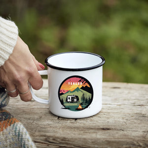 Personalisierte Emaille Tasse mit Wohnmobil-Motiv Geschenk für Campingliebhaber & Naturfreunde – Outdoor Geburtstagsgeschenk mit Wunschname