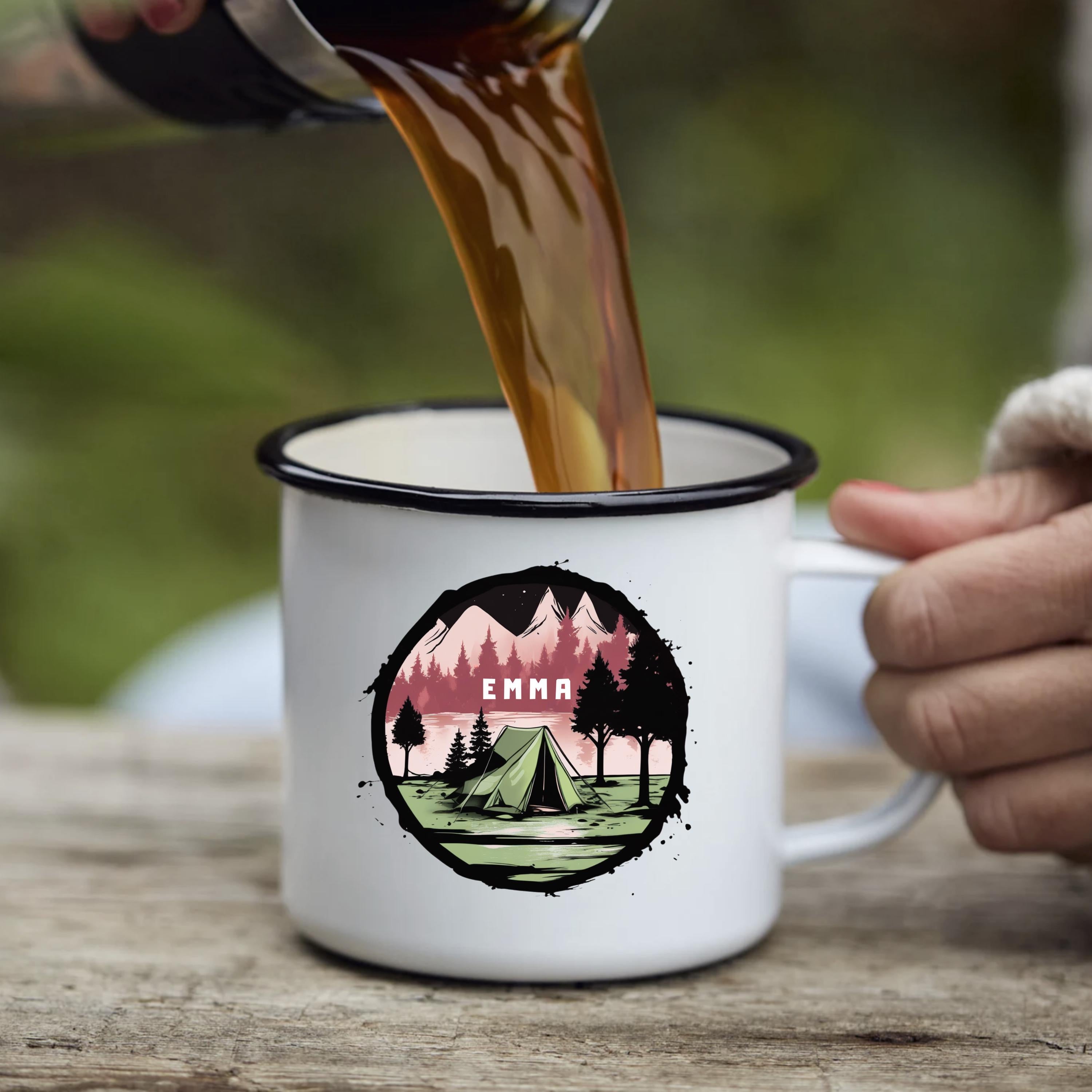 Personalisierte Emaille Tasse mit Zelt-Motiv – Geschenk für Bergliebhaber & Naturfreunde – Wandern Geburtstagsgeschenk mit Wunschname
