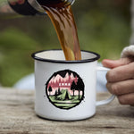 Lade das Bild in den Galerie-Viewer, Personalisierte Emaille Tasse mit Zelt-Motiv – Geschenk für Bergliebhaber &amp; Naturfreunde – Wandern Geburtstagsgeschenk mit Wunschname
