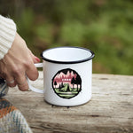 Lade das Bild in den Galerie-Viewer, Personalisierte Emaille Tasse mit Zelt-Motiv – Geschenk für Bergliebhaber &amp; Naturfreunde – Wandern Geburtstagsgeschenk mit Wunschname
