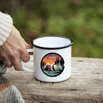 Lade das Bild in den Galerie-Viewer, Personalisierte Emaille Tasse mit Camping-Motiv – Geschenk für Bergliebhaber &amp; Naturfreunde – Wandern Geburtstagsgeschenk mit Wunschname
