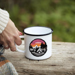Lade das Bild in den Galerie-Viewer, Personalisierte Emaille Tasse mit Zelt-Motiv – Geschenk für Bergliebhaber &amp; Naturfreunde – Wandern Geburtstagsgeschenk mit Wunschname
