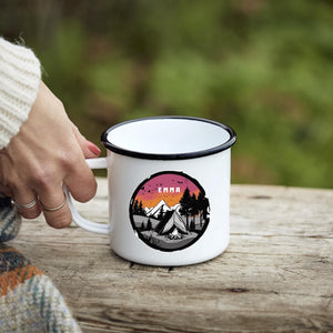 Personalisierte Emaille Tasse mit Zelt-Motiv – Geschenk für Bergliebhaber & Naturfreunde – Wandern Geburtstagsgeschenk mit Wunschname