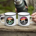 Lade das Bild in den Galerie-Viewer, Personalisierte Emaille Tasse mit Zelt-Motiv – Geschenk für Bergliebhaber &amp; Naturfreunde – Wandern Geburtstagsgeschenk mit Wunschname
