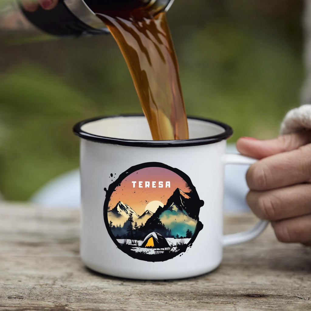 Personalisierte Emaille Tasse mit Camping-Motiv – Geschenk für Bergliebhaber & Naturfreunde – Wandern Geburtstagsgeschenk mit Wunschname