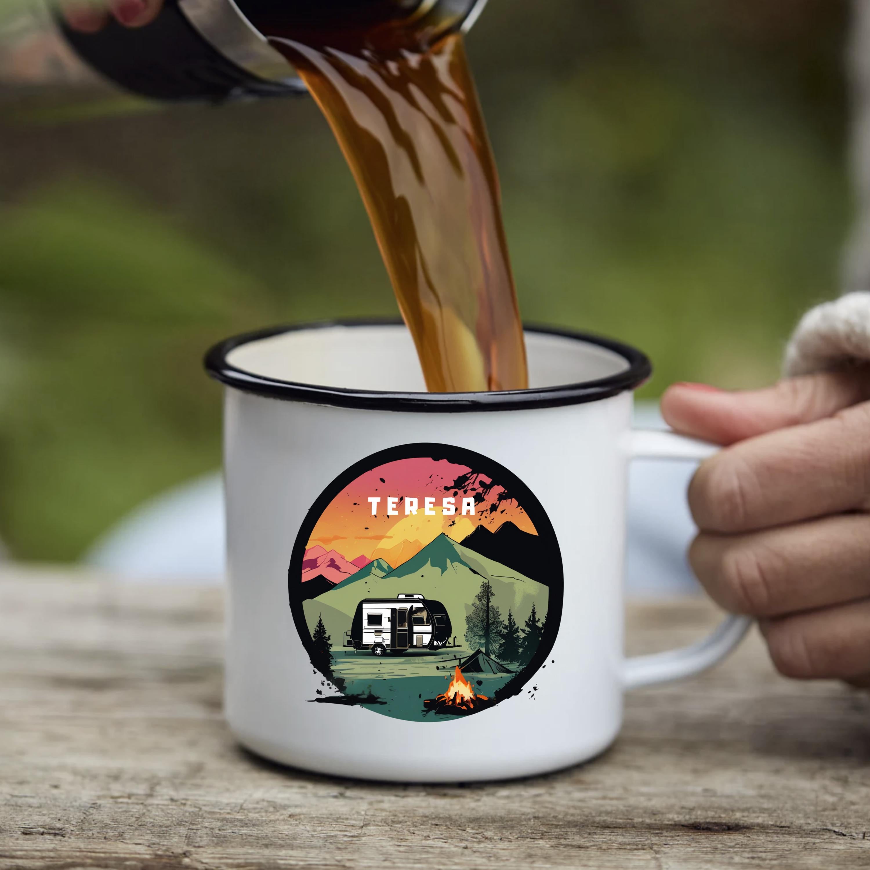 Personalisierte Emaille Tasse mit Wohnmobil-Motiv Geschenk für Campingliebhaber & Naturfreunde – Outdoor Geburtstagsgeschenk mit Wunschname