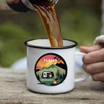 Lade das Bild in den Galerie-Viewer, Personalisierte Emaille Tasse mit Wohnmobil-Motiv Geschenk für Campingliebhaber &amp; Naturfreunde – Outdoor Geburtstagsgeschenk mit Wunschname
