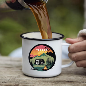 Personalisierte Emaille Tasse mit Wohnmobil-Motiv Geschenk für Campingliebhaber & Naturfreunde – Outdoor Geburtstagsgeschenk mit Wunschname