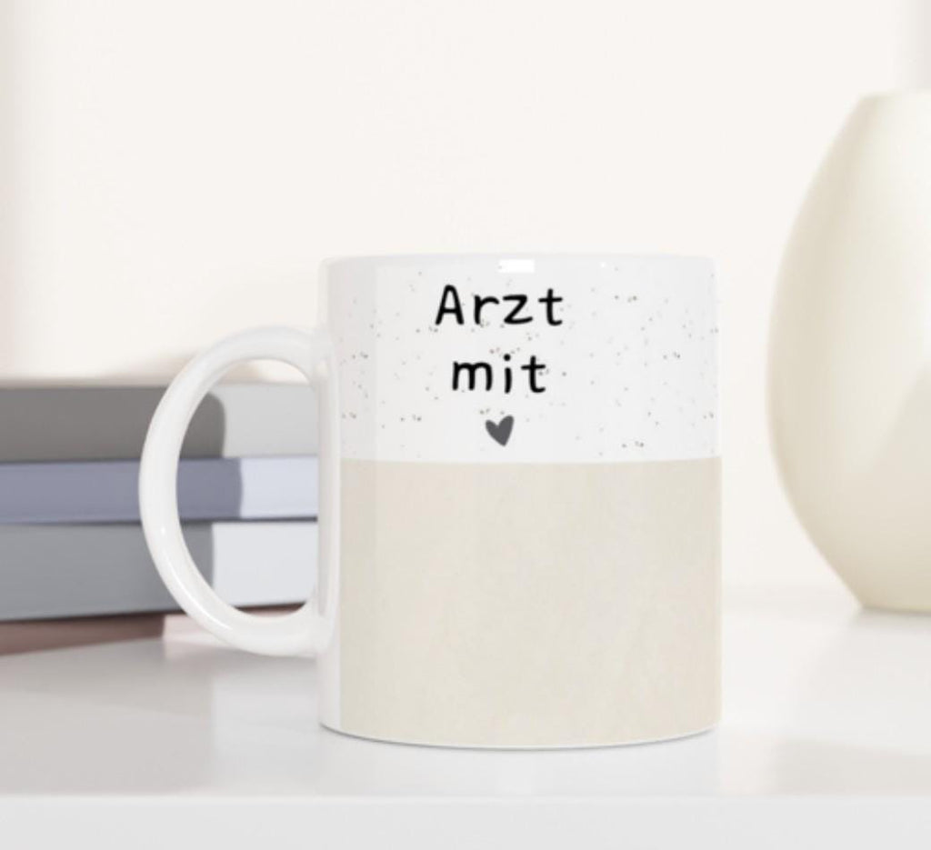 Personalisierte Arzttasse - Arzt mit Herz - Dankeschön-Geschenk für Ärzte, Mediziner & angehende Doktoren - Hintergrundfarbe wählbar
