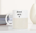 Lade das Bild in den Galerie-Viewer, Personalisierte Arzttasse - Arzt mit Herz - Dankeschön-Geschenk für Ärzte, Mediziner &amp; angehende Doktoren - Hintergrundfarbe wählbar
