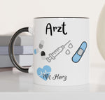 Lade das Bild in den Galerie-Viewer, Tasse als Geschenk für den Arzt| Wunschname| Arzt mit Herz | Geschenk für zukünftige Ärzte &amp; angehende Doktoren - Doktor Abschlussgeschenk

