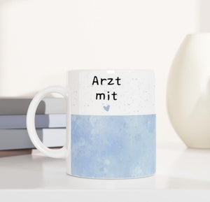 Personalisierte Arzttasse - Arzt mit Herz - Dankeschön-Geschenk für Ärzte, Mediziner & angehende Doktoren - Hintergrundfarbe wählbar