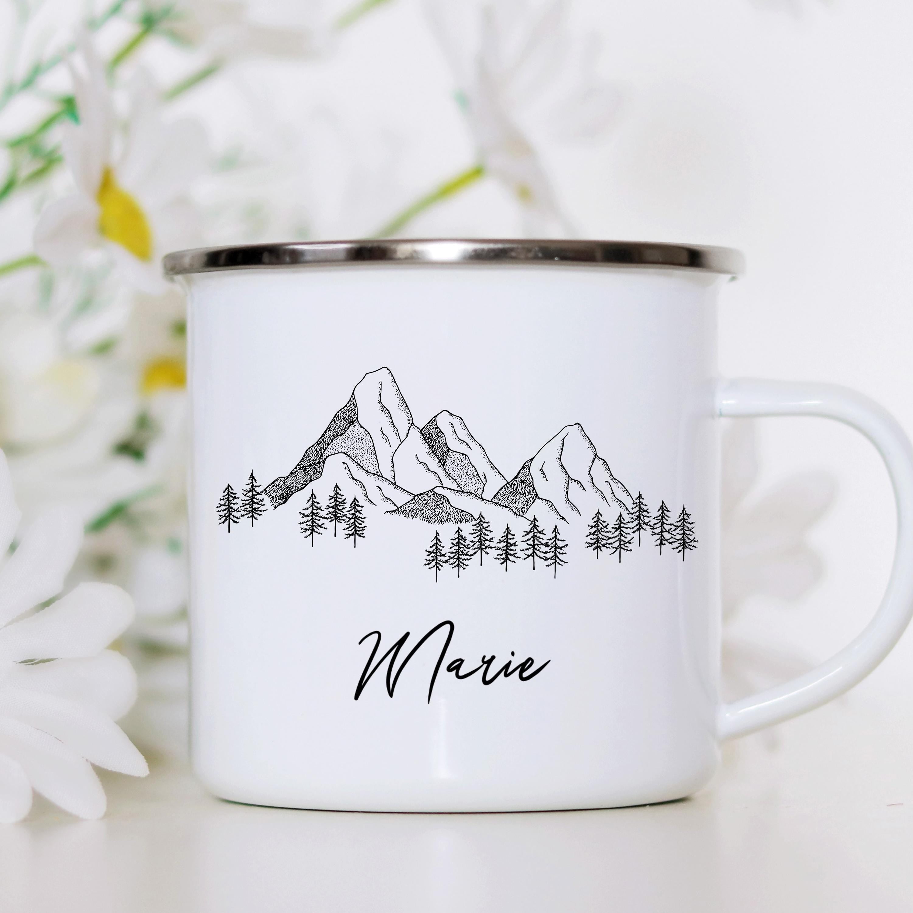 Personalisierte Emaille-Tasse mit Bergmotiv – Outdoor Camping  Becher mit Namen | Camping-Geschenk für Bergliebhaber