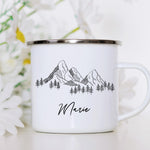 Lade das Bild in den Galerie-Viewer, Personalisierte Emaille-Tasse mit Bergmotiv – Outdoor Camping  Becher mit Namen | Camping-Geschenk für Bergliebhaber
