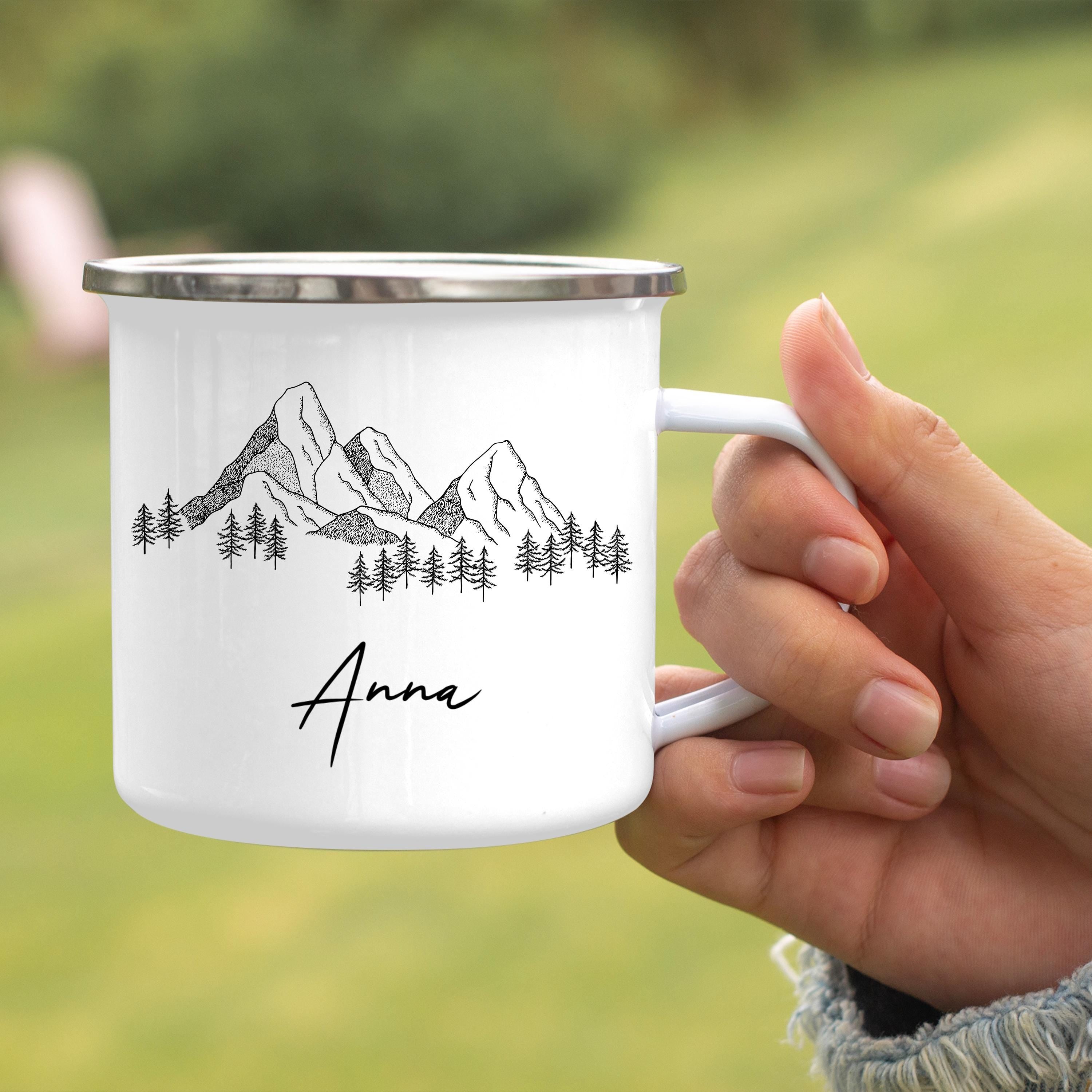Personalisierte Emaille-Tasse mit Bergmotiv – Outdoor Camping  Becher mit Namen | Camping-Geschenk für Bergliebhaber