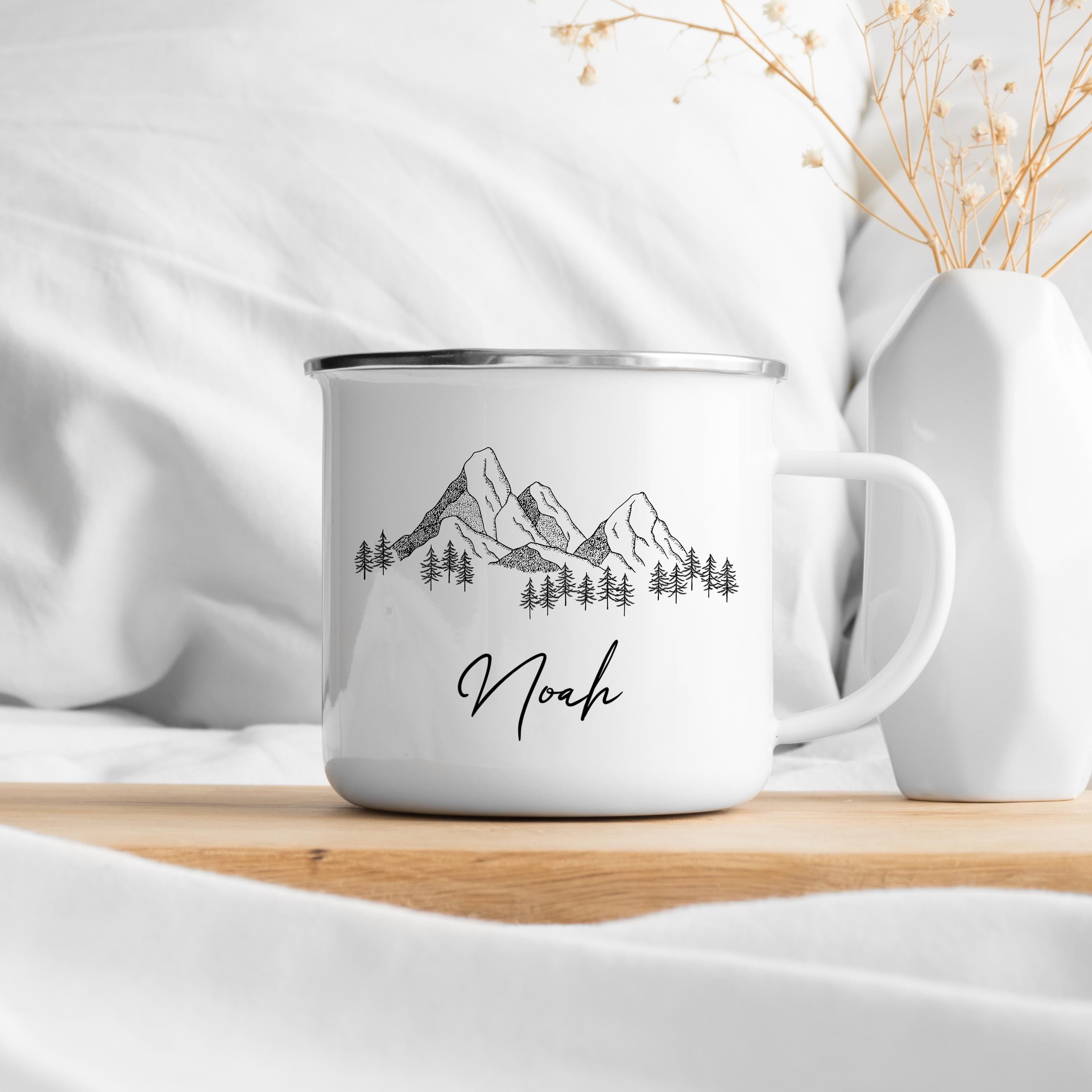 Personalisierte Emaille-Tasse mit Bergmotiv – Outdoor Camping  Becher mit Namen | Camping-Geschenk für Bergliebhaber