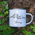 Lade das Bild in den Galerie-Viewer, Personalisierte Emaille-Tasse mit Bergmotiv – Outdoor Camping  Becher mit Namen | Camping-Geschenk für Bergliebhaber
