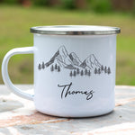 Lade das Bild in den Galerie-Viewer, Personalisierte Emaille-Tasse mit Bergmotiv – Outdoor Camping  Becher mit Namen | Camping-Geschenk für Bergliebhaber
