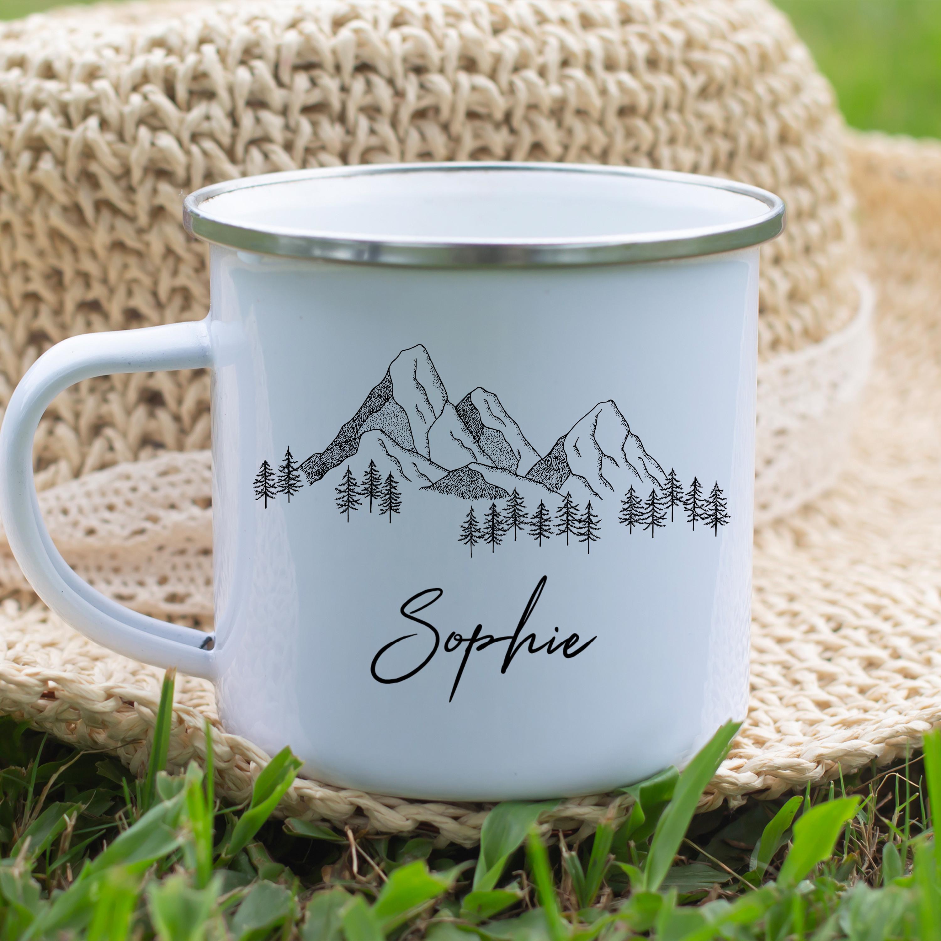 Personalisierte Emaille-Tasse mit Bergmotiv – Outdoor Camping  Becher mit Namen | Camping-Geschenk für Bergliebhaber