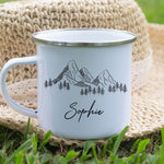 Lade das Bild in den Galerie-Viewer, Personalisierte Emaille-Tasse mit Bergmotiv – Outdoor Camping  Becher mit Namen | Camping-Geschenk für Bergliebhaber
