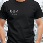 Lade das Bild in den Galerie-Viewer, Fußball T-Shirt | Fußball, Bier und Stadionwurst. Dieses personalisierte T-Shirt ist das perfekte Geschenk für alle, die Fußball, gutes Essen und ein kühles Bier lieben. Das Design mit „Est. MMXXIII“ in römischen Zahlen macht es zu einem echten Statement-Piece.
Ob als Geschenk für Familie oder Freunde, zum Geburtstag, zu Weihnachten oder einfach so – dieses T-Shirt bringt Spaß, Persönlichkeit und gute Laune in jeden Anlass. Ein echter Hingucker für Stadion, Grillabend oder gesellige Runden.
