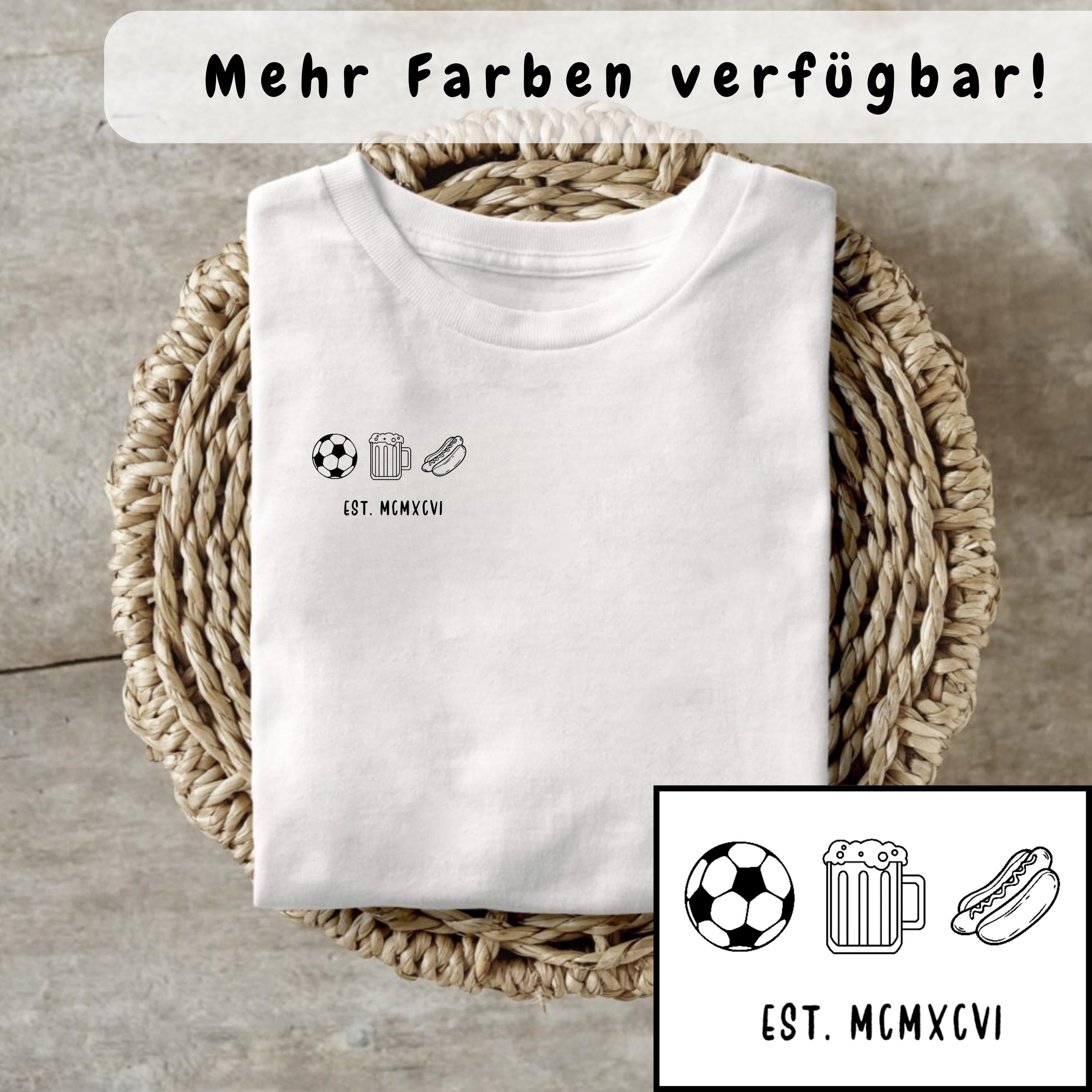 Fußball T-Shirt | Fußball, Bier und Stadionwurst. Dieses personalisierte T-Shirt ist das perfekte Geschenk für alle, die Fußball, gutes Essen und ein kühles Bier lieben. Das Design mit „Est. MMXXIII“ in römischen Zahlen macht es zu einem echten Statement-Piece.
Ob als Geschenk für Familie oder Freunde, zum Geburtstag, zu Weihnachten oder einfach so – dieses T-Shirt bringt Spaß, Persönlichkeit und gute Laune in jeden Anlass. Ein echter Hingucker für Stadion, Grillabend oder gesellige Runden.