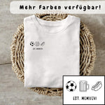 Lade das Bild in den Galerie-Viewer, Fußball T-Shirt | Fußball, Bier und Stadionwurst. Dieses personalisierte T-Shirt ist das perfekte Geschenk für alle, die Fußball, gutes Essen und ein kühles Bier lieben. Das Design mit „Est. MMXXIII“ in römischen Zahlen macht es zu einem echten Statement-Piece.
Ob als Geschenk für Familie oder Freunde, zum Geburtstag, zu Weihnachten oder einfach so – dieses T-Shirt bringt Spaß, Persönlichkeit und gute Laune in jeden Anlass. Ein echter Hingucker für Stadion, Grillabend oder gesellige Runden.
