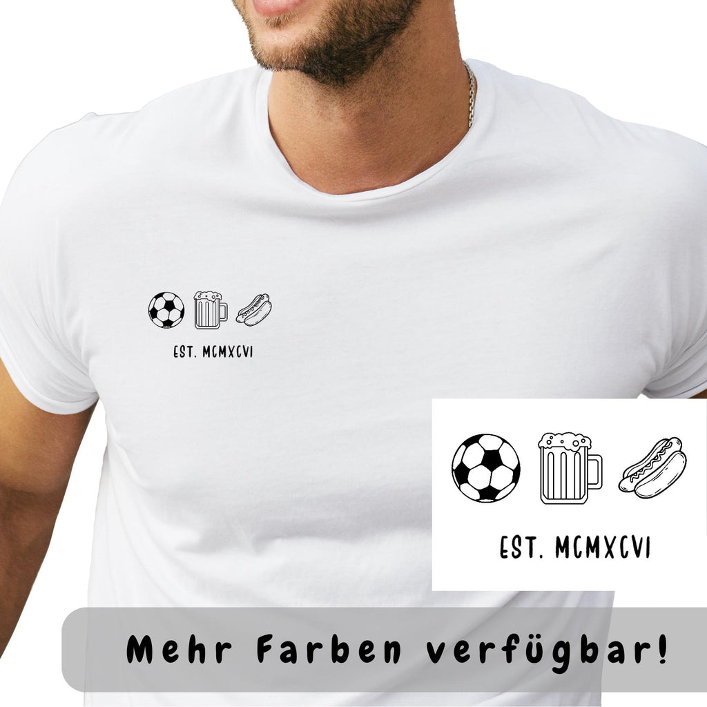 Fußball T-Shirt | Fußball, Bier und Stadionwurst. Dieses personalisierte T-Shirt ist das perfekte Geschenk für alle, die Fußball, gutes Essen und ein kühles Bier lieben. Das Design mit „Est. MMXXIII“ in römischen Zahlen macht es zu einem echten Statement-Piece.
Ob als Geschenk für Familie oder Freunde, zum Geburtstag, zu Weihnachten oder einfach so – dieses T-Shirt bringt Spaß, Persönlichkeit und gute Laune in jeden Anlass. Ein echter Hingucker für Stadion, Grillabend oder gesellige Runden.