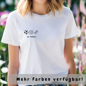 Fußball T-Shirt | Fußball, Bier und Stadionwurst. Dieses personalisierte T-Shirt ist das perfekte Geschenk für alle, die Fußball, gutes Essen und ein kühles Bier lieben. Das Design mit „Est. MMXXIII“ in römischen Zahlen macht es zu einem echten Statement-Piece.
Ob als Geschenk für Familie oder Freunde, zum Geburtstag, zu Weihnachten oder einfach so – dieses T-Shirt bringt Spaß, Persönlichkeit und gute Laune in jeden Anlass. Ein echter Hingucker für Stadion, Grillabend oder gesellige Runden.