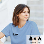 Lade das Bild in den Galerie-Viewer, Personalisiertes Familie Camping T-Shirt – 3 Camping-Motive und Wunschtext – Geschenk für Camper, Zeltlager, Festival, Wanderer, Abenteuer. Dieses personalisiertes Camping T-Shirt ist das perfekte Geschenk für alle, die Natur, Abenteuer und gemütliche Abende am Lagerfeuer lieben. Das individuelle Design mit drei frei wählbaren Camping-Motiven – zum Beispiel Wanderschuhe, Rucksack, Zelt, Lagerfeuer oder Campingbus
