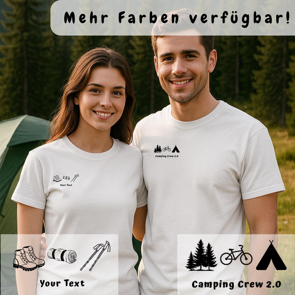 Personalisiertes Familie Camping T-Shirt – 3 Camping-Motive und Wunschtext – Geschenk für Camper, Zeltlager, Festival, Wanderer, Abenteuer. Dieses personalisiertes Camping T-Shirt ist das perfekte Geschenk für alle, die Natur, Abenteuer und gemütliche Abende am Lagerfeuer lieben. Das individuelle Design mit drei frei wählbaren Camping-Motiven – zum Beispiel Wanderschuhe, Rucksack, Zelt, Lagerfeuer oder Campingbus